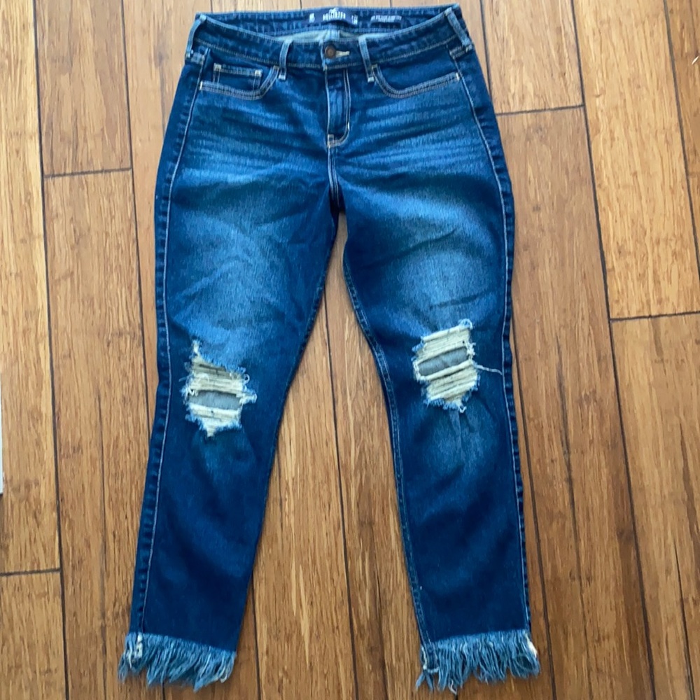 CUTE! Low Rise Super Skinny Crop. Distressed at knees and raw hem. Size 9.